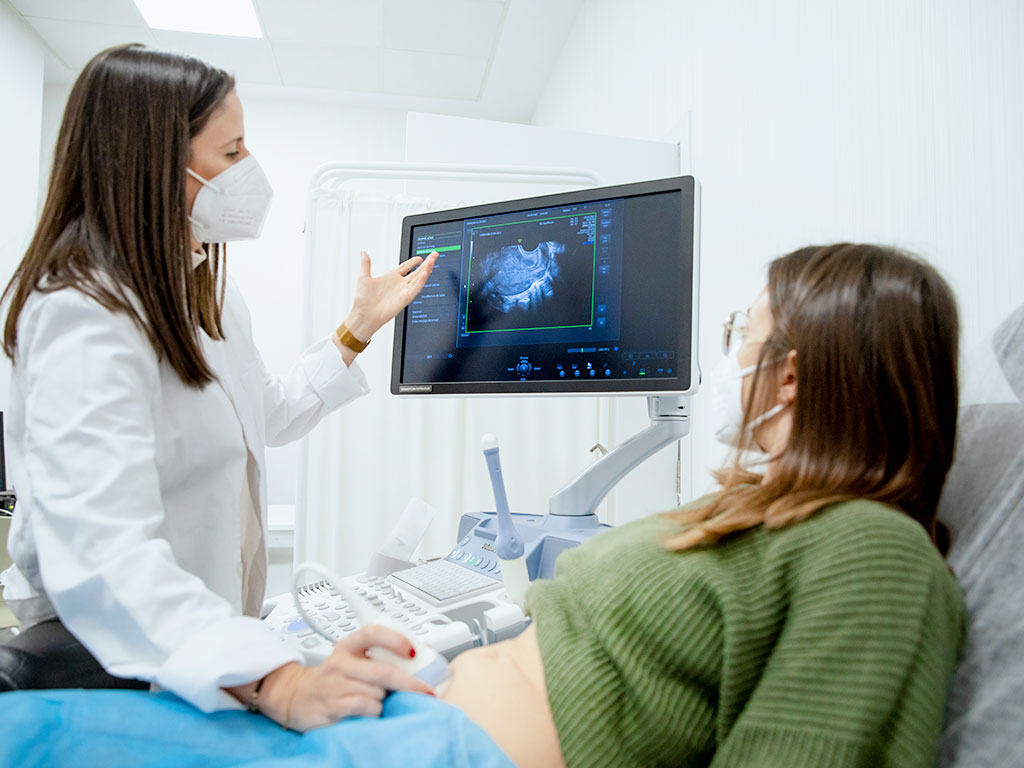 Una paciente consulta sobre endometriosis en la clínica Ascires Xàtiva.