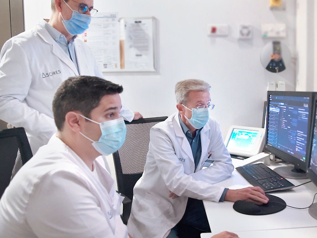 Especialistas del equipo de Urología y Diagnóstico por Imagen de Ascires Campanar (Valencia) analizan una prueba de imagen de próstata.