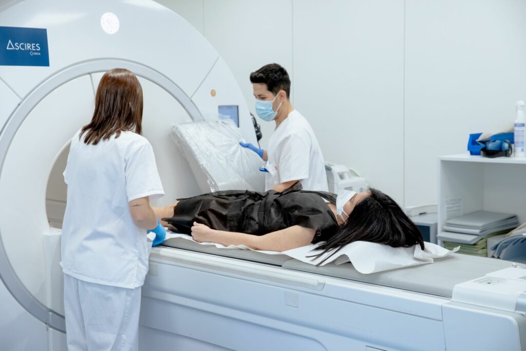 La resonancia magnética es la mejor técnica para detectar los miomas uterinos y su localización exacta. En la imagen, una paciente se somete a una resonancia en Clínicas Ascires.