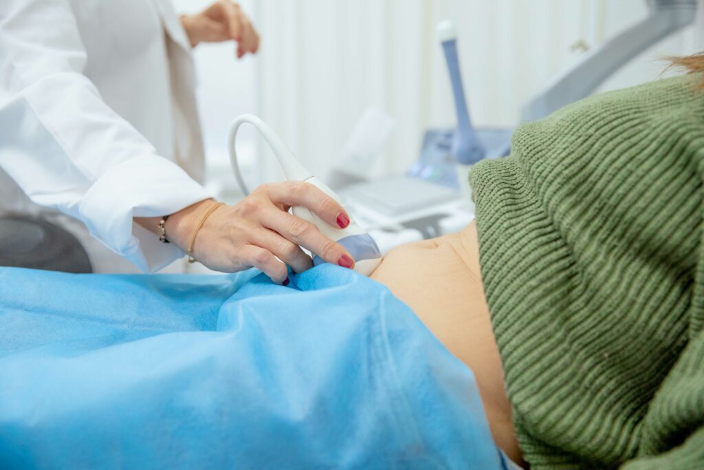 Primera visita ginecológica de una paciente en Ascires.