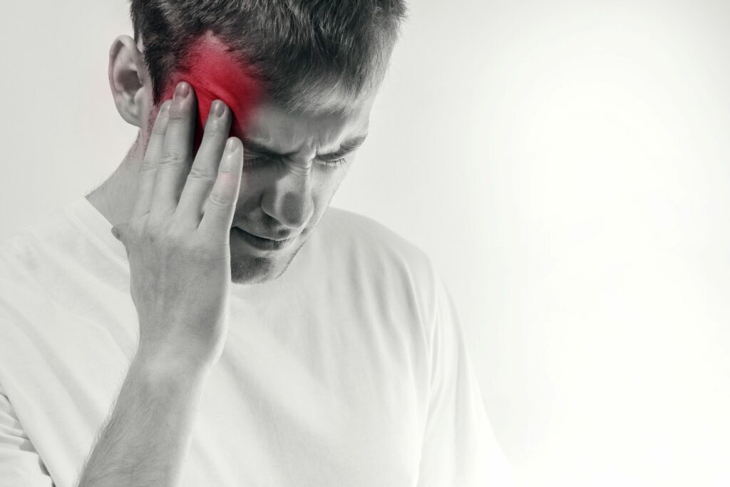 La migraña se caracteriza por ataques recurrentes de dolor de cabeza.