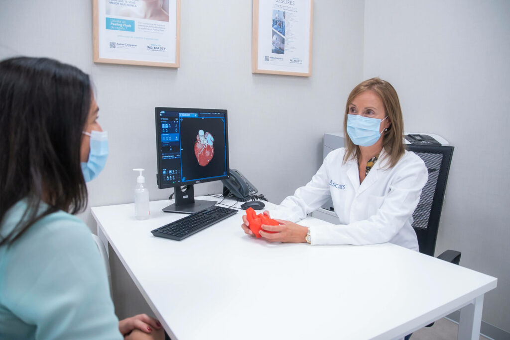 La doctora atiende a una paciente para comprobar su salud cardiovascular.