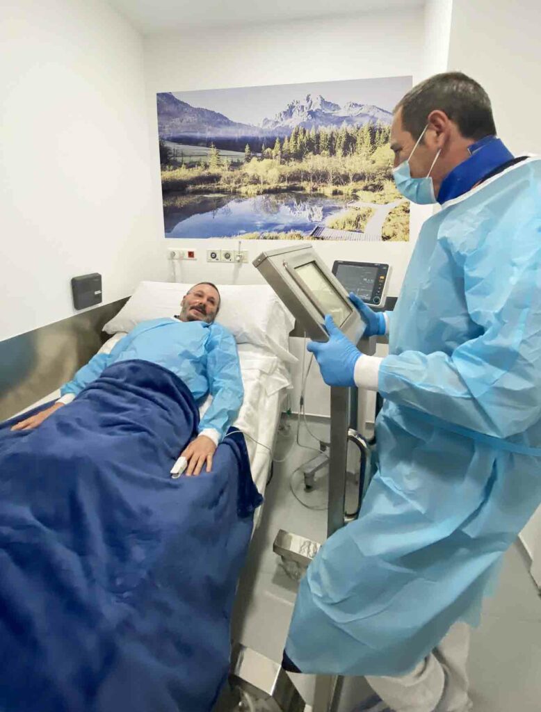 Un paciente recibe la terapia metabólica en Cetir Ascires.