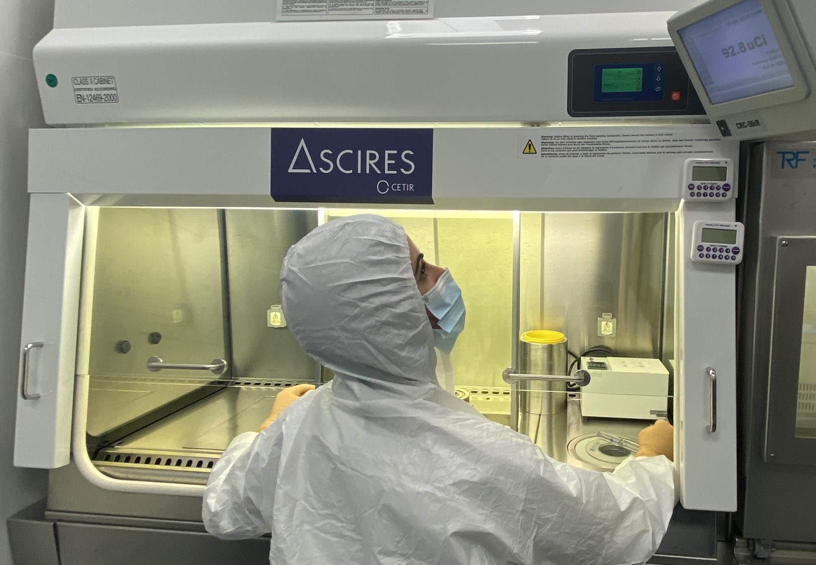 Radiofarmacéutica preparando la dosis de terapia metabólica en Cetir Ascires.