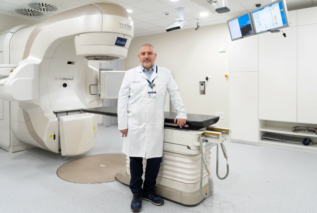 El dr. Jorge Pastor, jefe de Radioterapia de Ascires, en el acelerador lineal de Ascires Sagunto II.